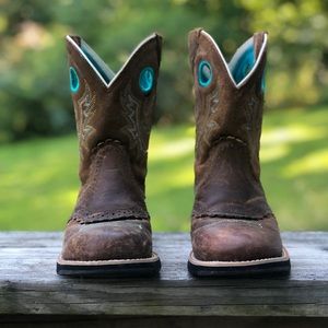 Ariat round toe cowgirl boots